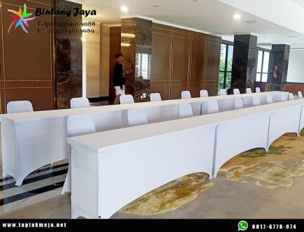 Pasar penjualan taplak meja promo tahun baru di area Jakarta Timur
